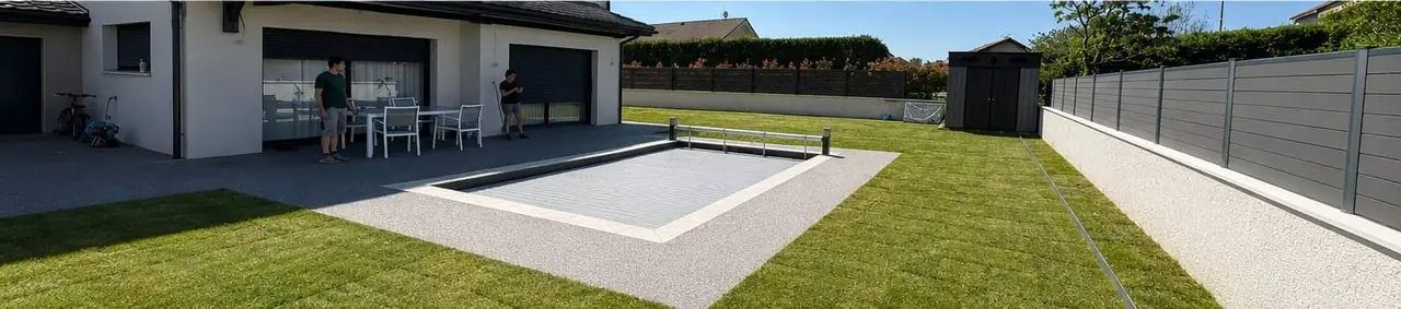 Pelouse en rouleau terminée, verte et uniforme, jointoyée jusqu’aux margelles de la piscine.